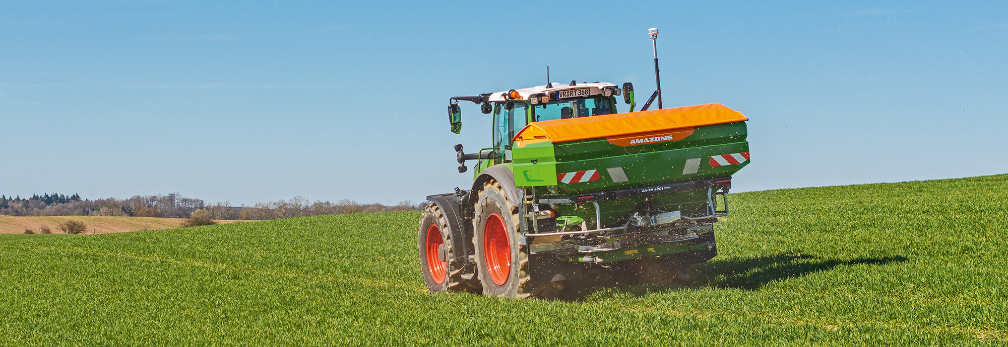 Prozesssicherheit durch detaillierte Auswertung von Arbeitsdaten auf der Datenplattform AmaConnect (© AMAZONE: ZA-TS4201-ultra_Fendt_d0_kw_DJI_20250402150654_0947_d1_250814_GO.jpg) Prozesssicherheit durch detaillierte Auswertung von Arbeitsdaten auf der Datenplattform AmaConnect