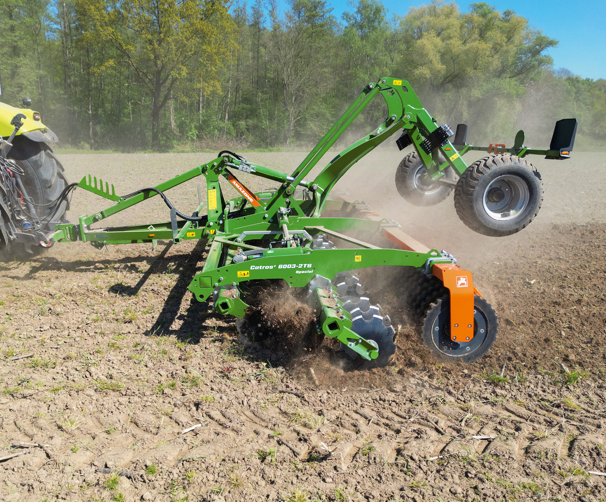 For those situations where there is no need for optional extras, the Catros+ 6003-2TS Special is a weight-optimised, affordable and high-performance option. (© AMAZONE: Catros_plus_6003-2TS_Special_Claas_d0_kw_DJI_0904_d1_250804_GO.jpg) Catros+ 6003-2TS Special - Teaser