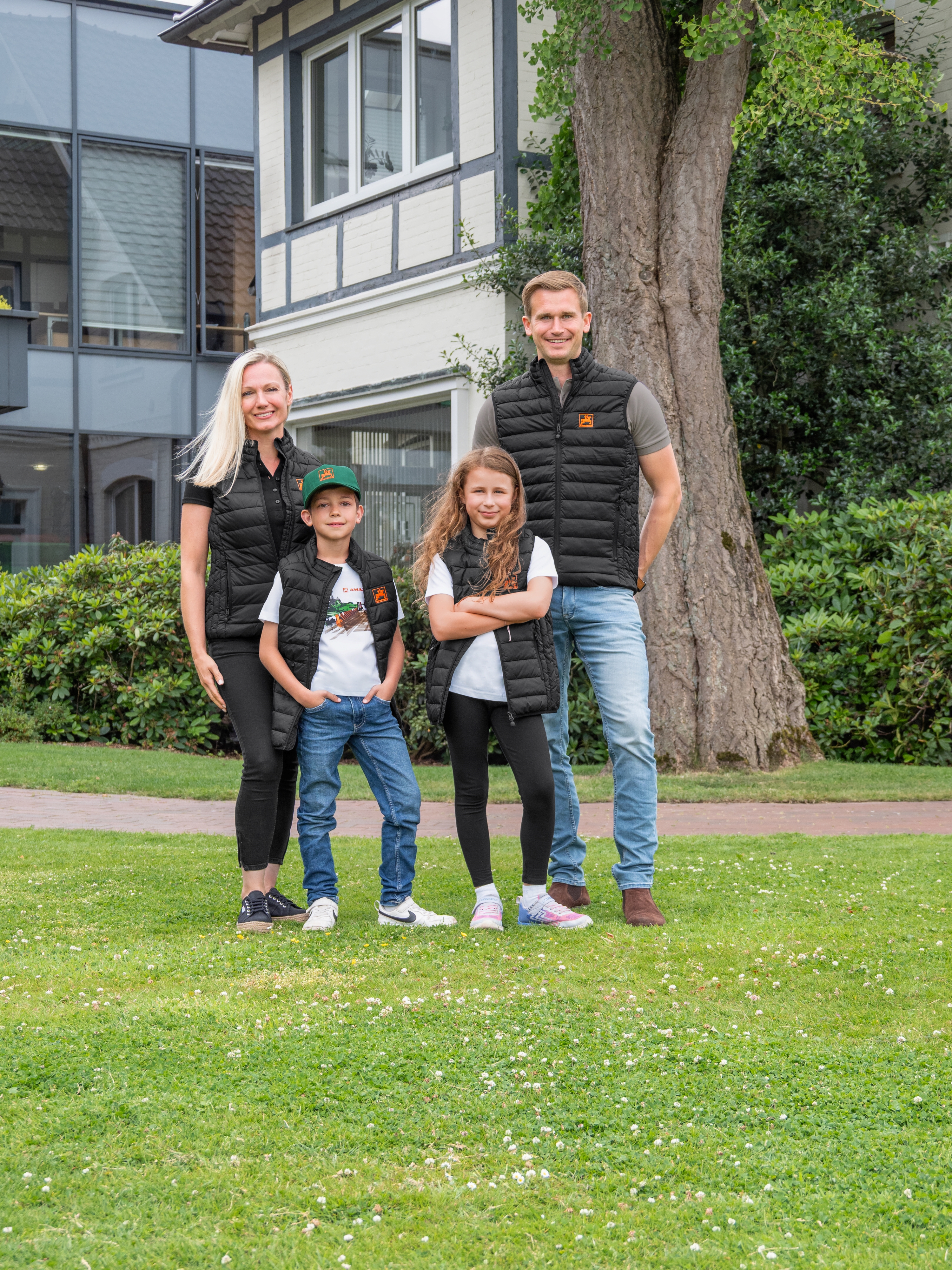 Note: The photos show selected items from the new AMAZONE collection – from classic quilted jackets to sporty waistcoats – worn by employees and their families. (© AMAZONE: Fanshop_Fashion_Coll-2026_d0_kw_P6245404_d1_250903_PI.jpg) Fanshop_Fashion_Coll-2026_d0_kw_P6245404_d1_250903_PI