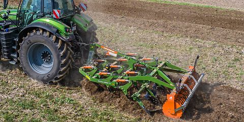 Thanks to the infinitely variable adjustment of the release force, the Cenius Ultra is suitable for both light and heavy ground and where there are stony conditions. Cenius3003ultra_Deutz_d0_kw_DJI_20240903141952_0640_250212